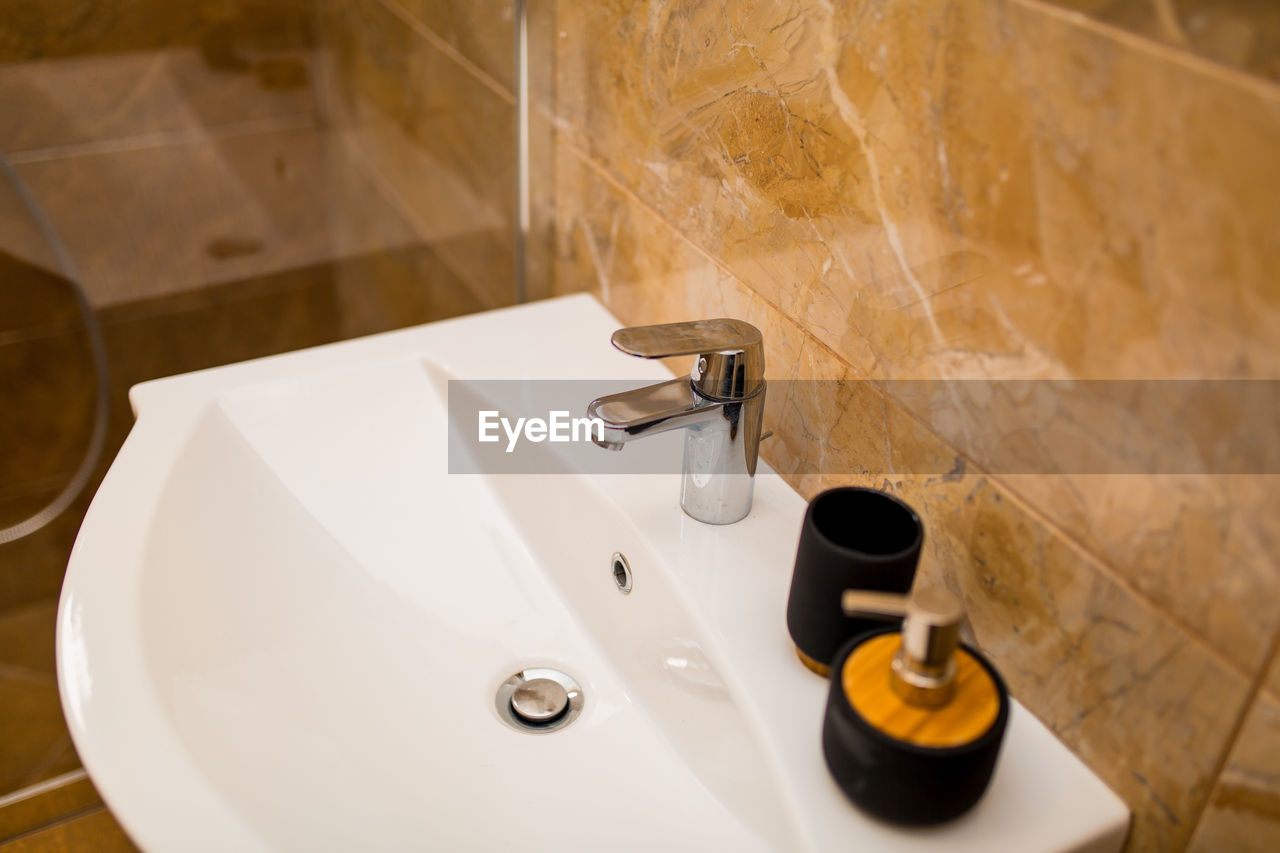 HIGH ANGLE VIEW OF FAUCET IN KITCHEN