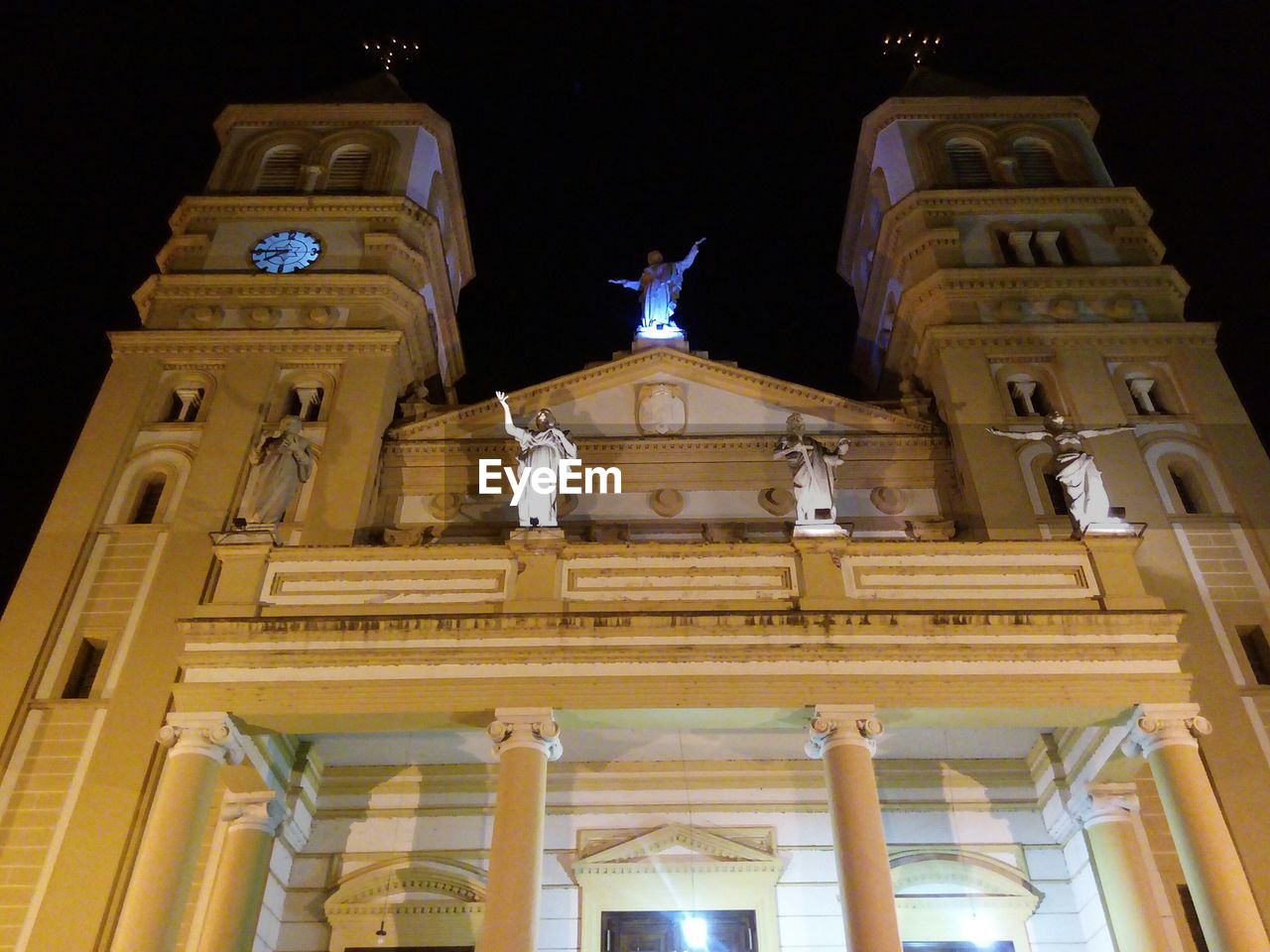 LOW ANGLE VIEW OF STATUE OF ILLUMINATED BUILDING