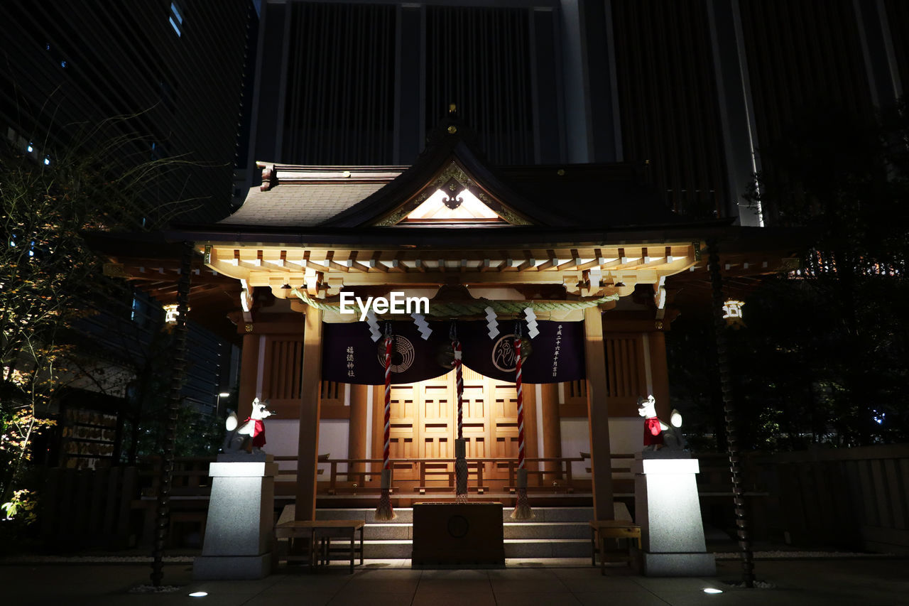 LOW ANGLE VIEW OF ILLUMINATED HISTORICAL BUILDING