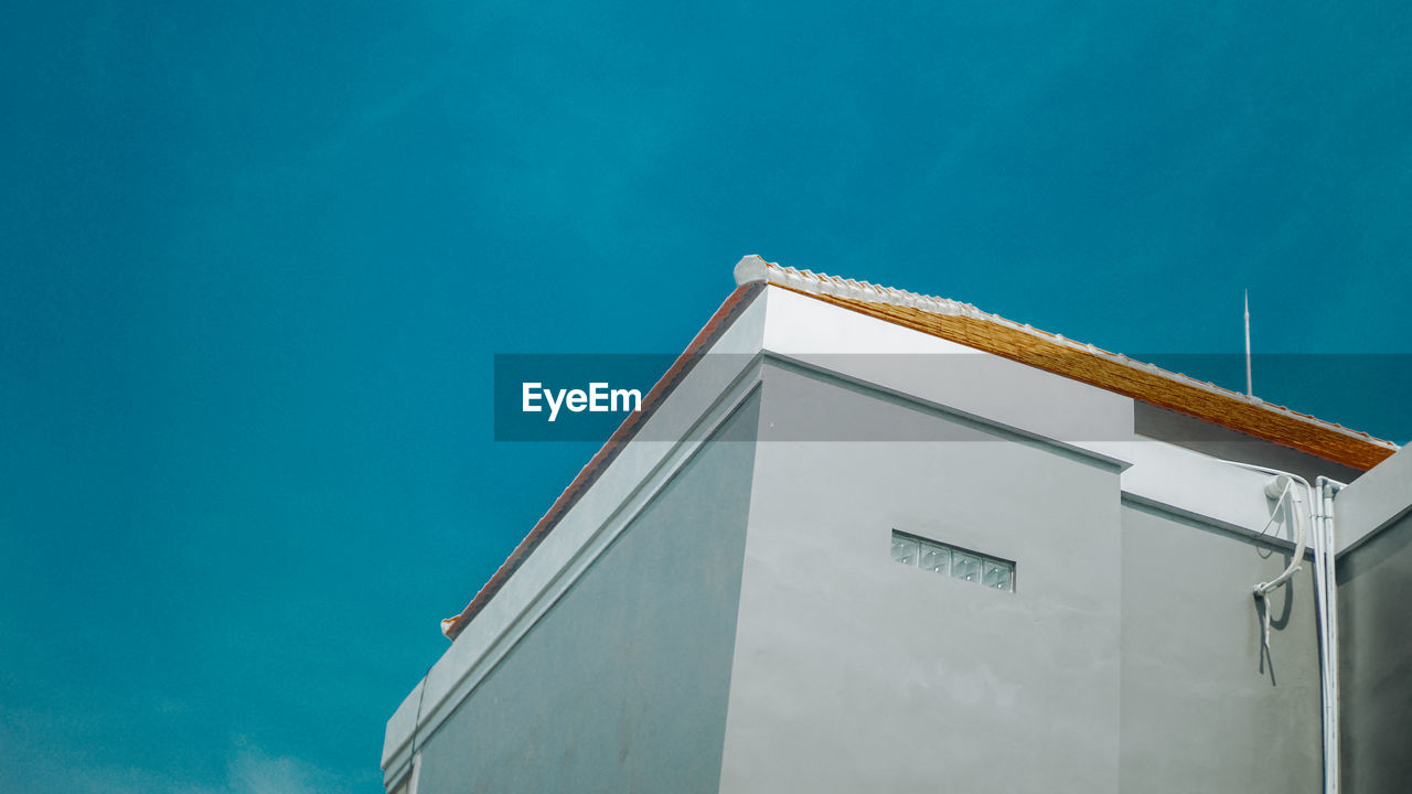 LOW ANGLE VIEW OF BUILDING AGAINST CLEAR SKY