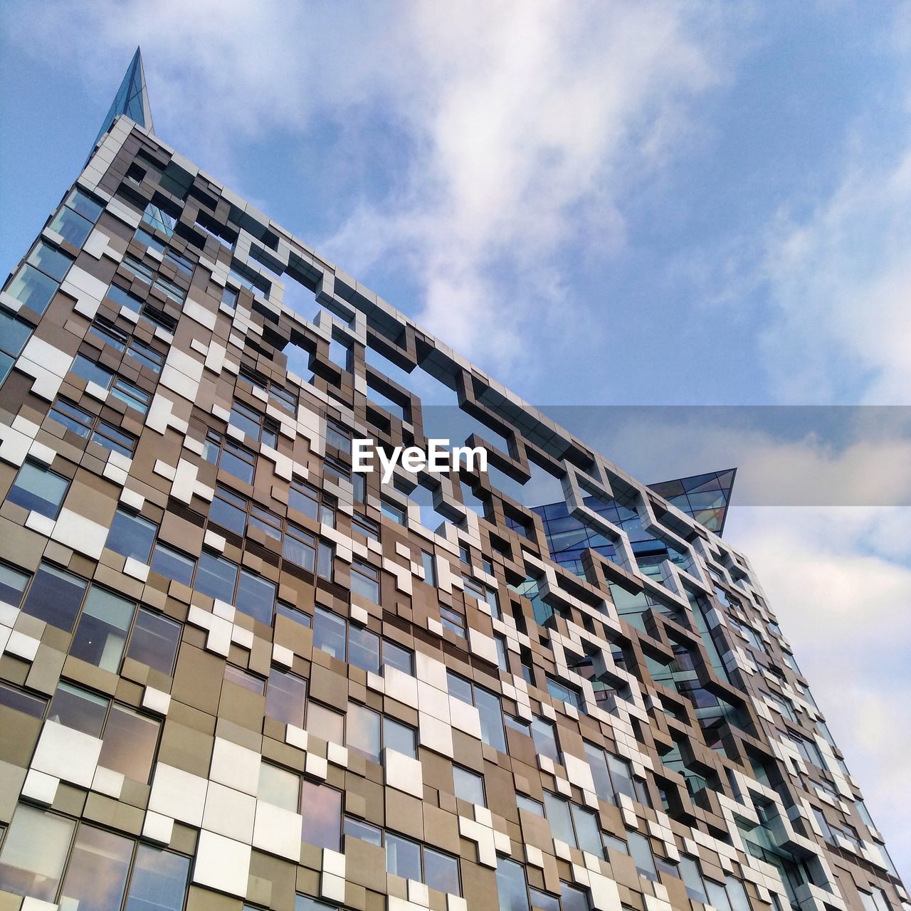 LOW ANGLE VIEW OF MODERN BUILDINGS AGAINST SKY