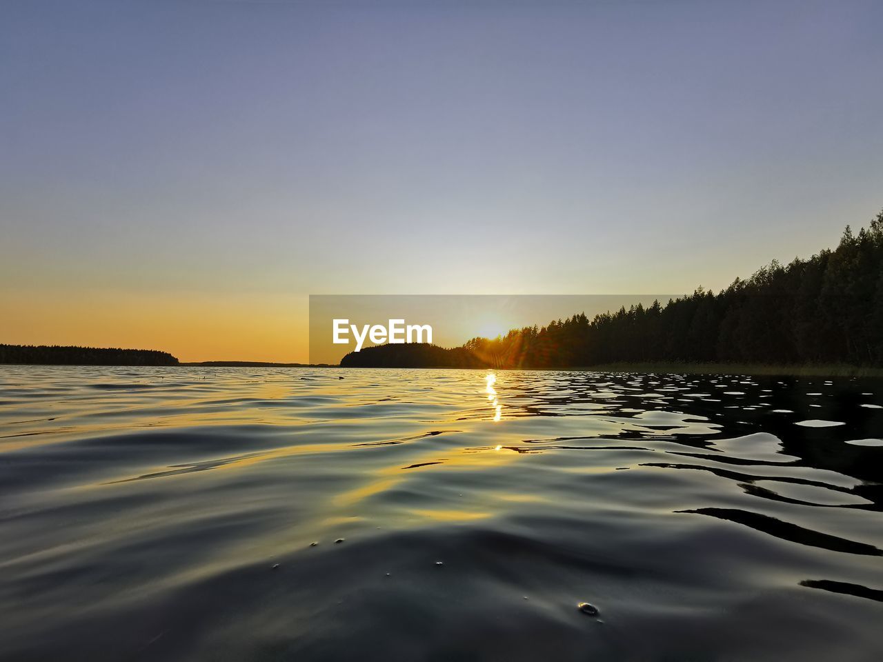 SCENIC VIEW OF SEA AGAINST CLEAR SKY AT SUNSET