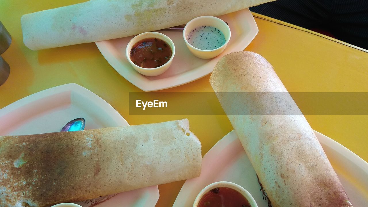 HIGH ANGLE VIEW OF BREAKFAST IN PLATE