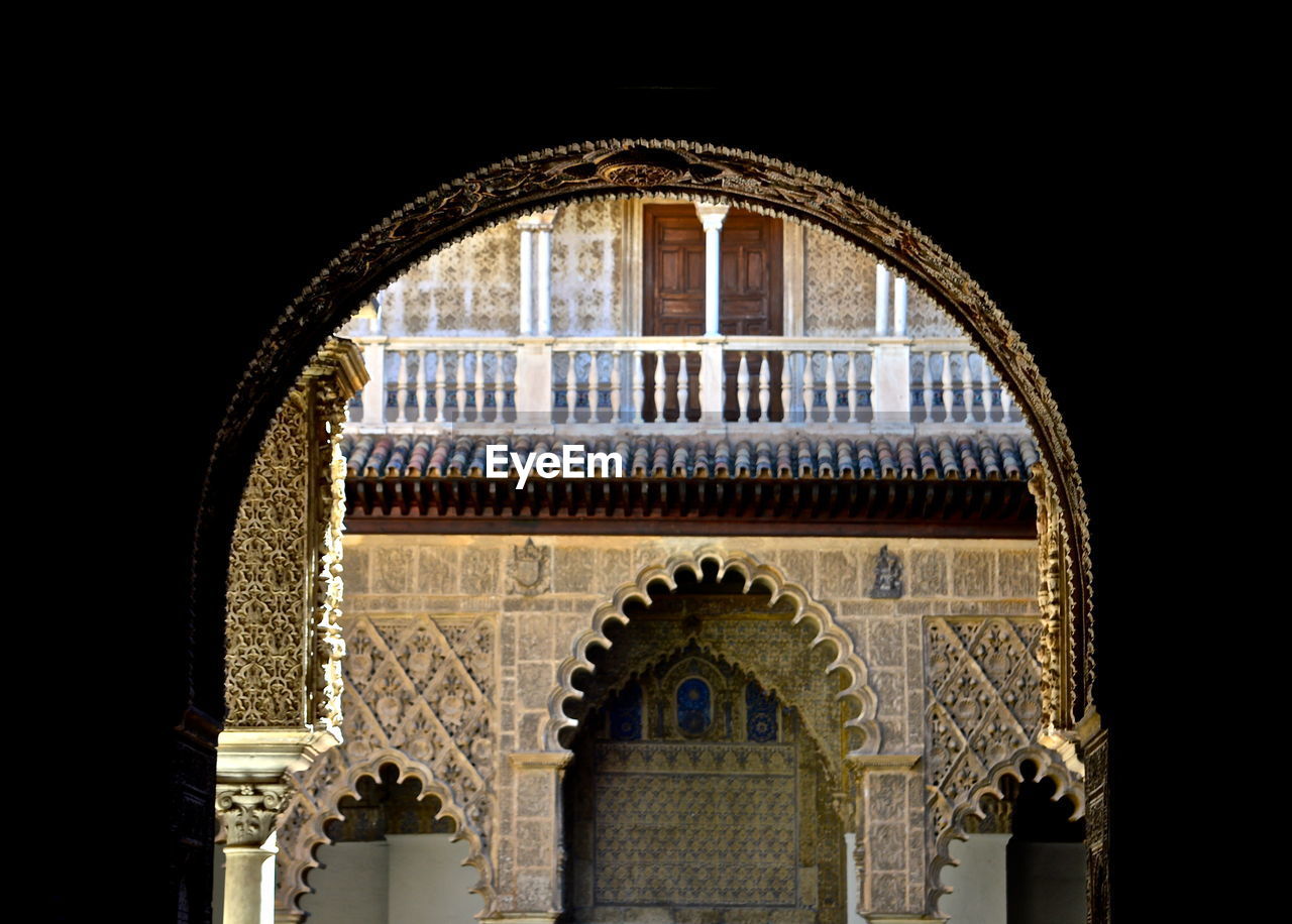 Arch door in alcazar palace