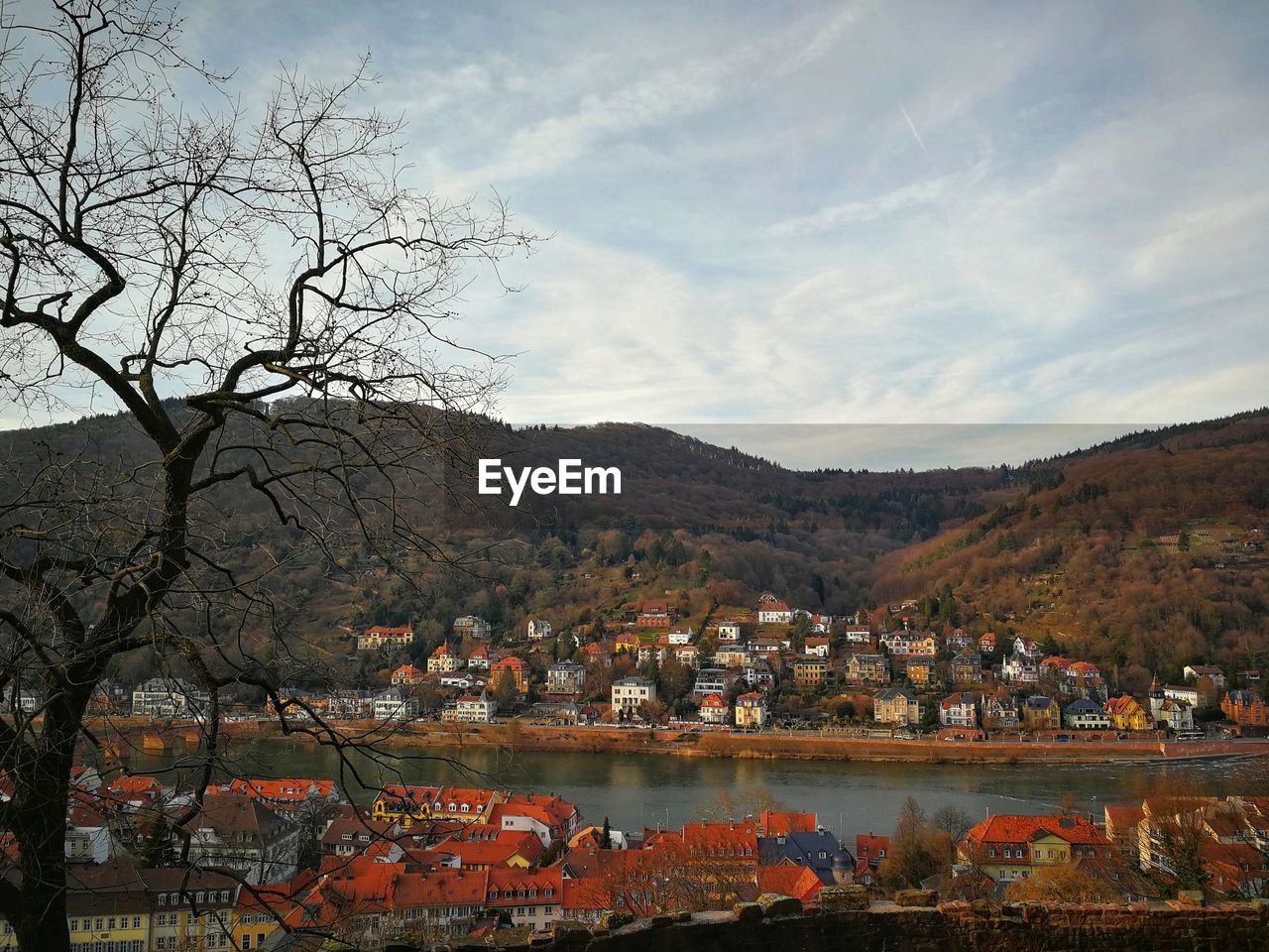 VIEW OF TOWNSCAPE BY MOUNTAIN AGAINST SKY