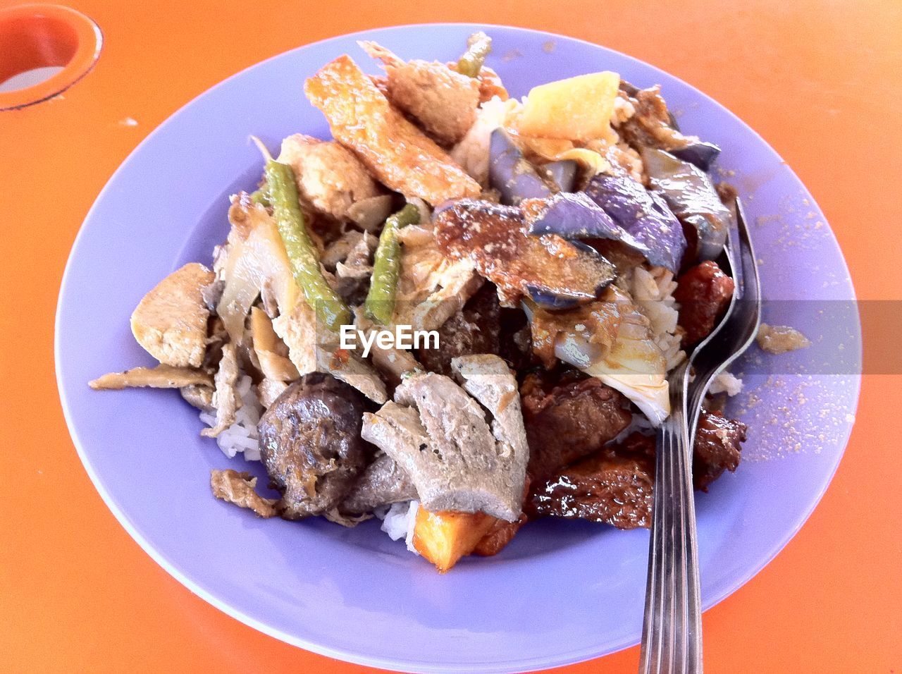 CLOSE-UP OF MEAT AND BREAD ON PLATE