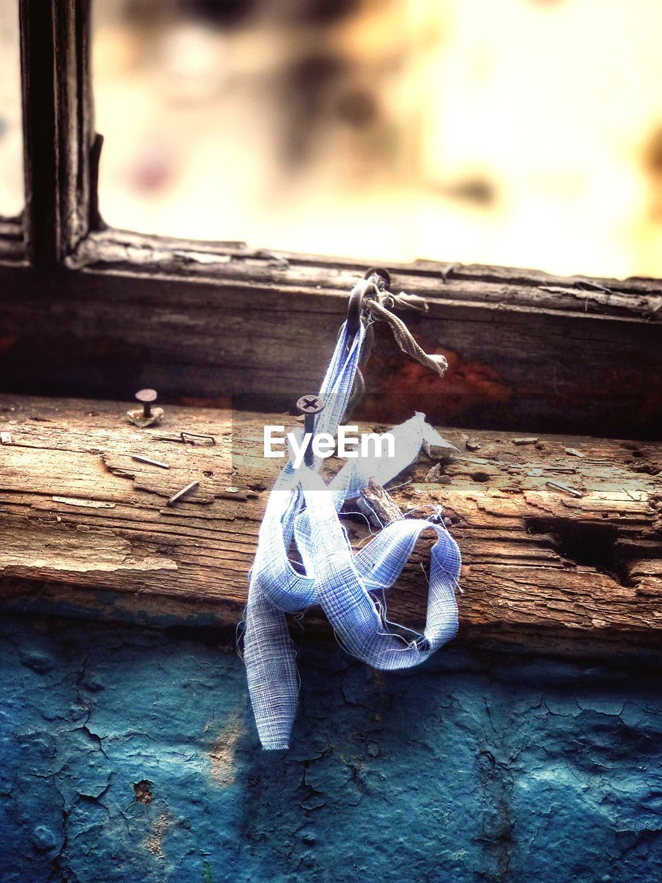 CLOSE-UP OF ROPE TIED ON WOODEN POST