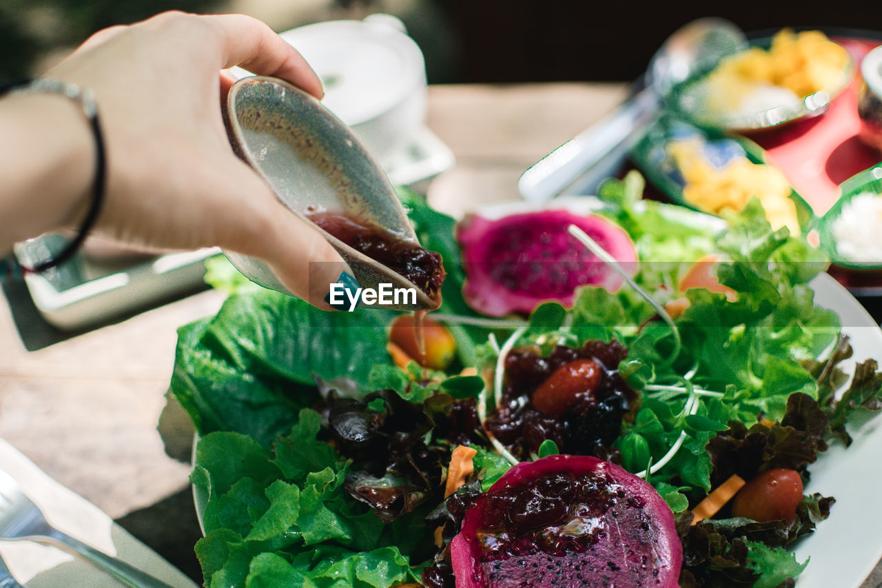 CLOSE-UP OF PERSON HOLDING VEGETABLES