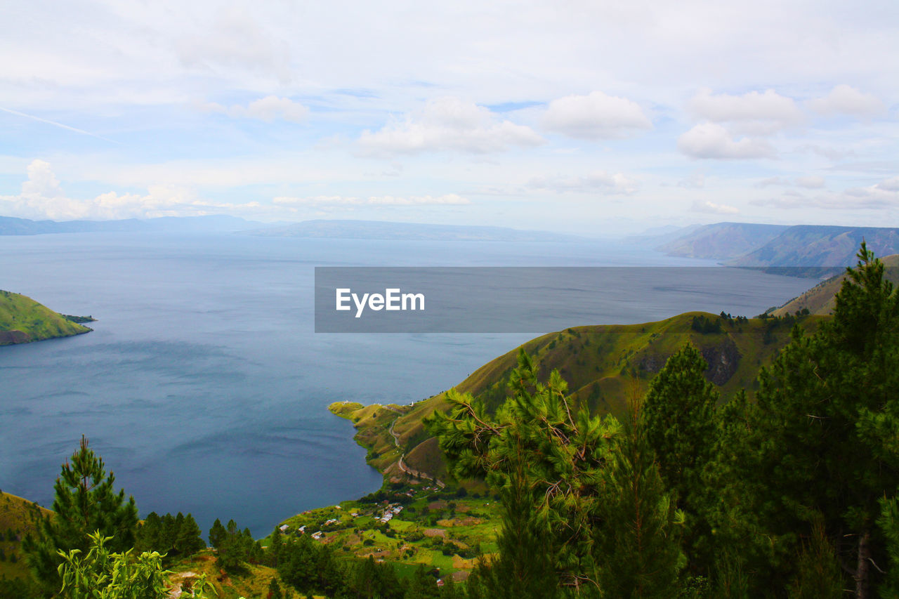 SCENIC VIEW OF SEA AND MOUNTAIN AGAINST SKY