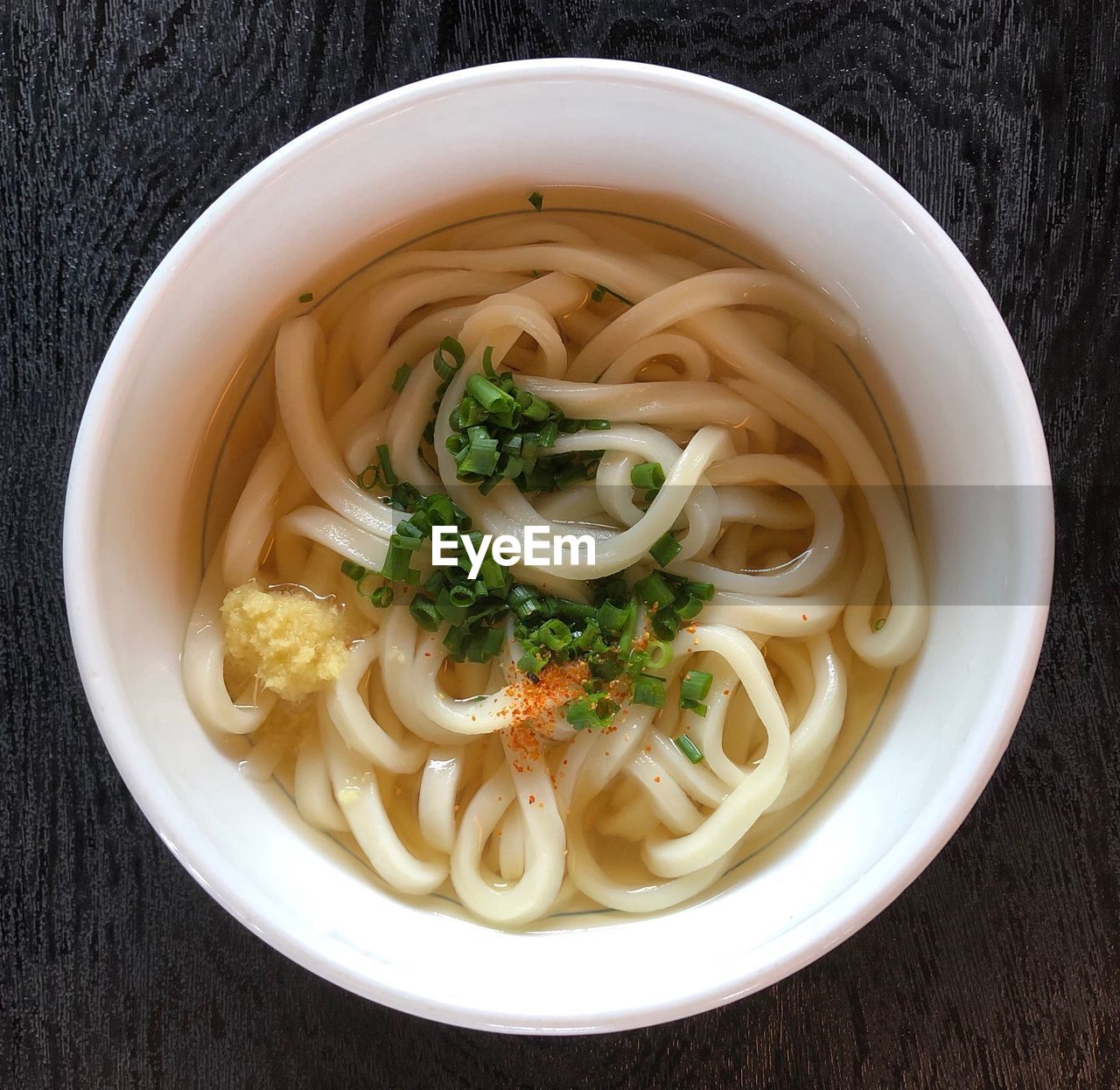 HIGH ANGLE VIEW OF NOODLES IN BOWL