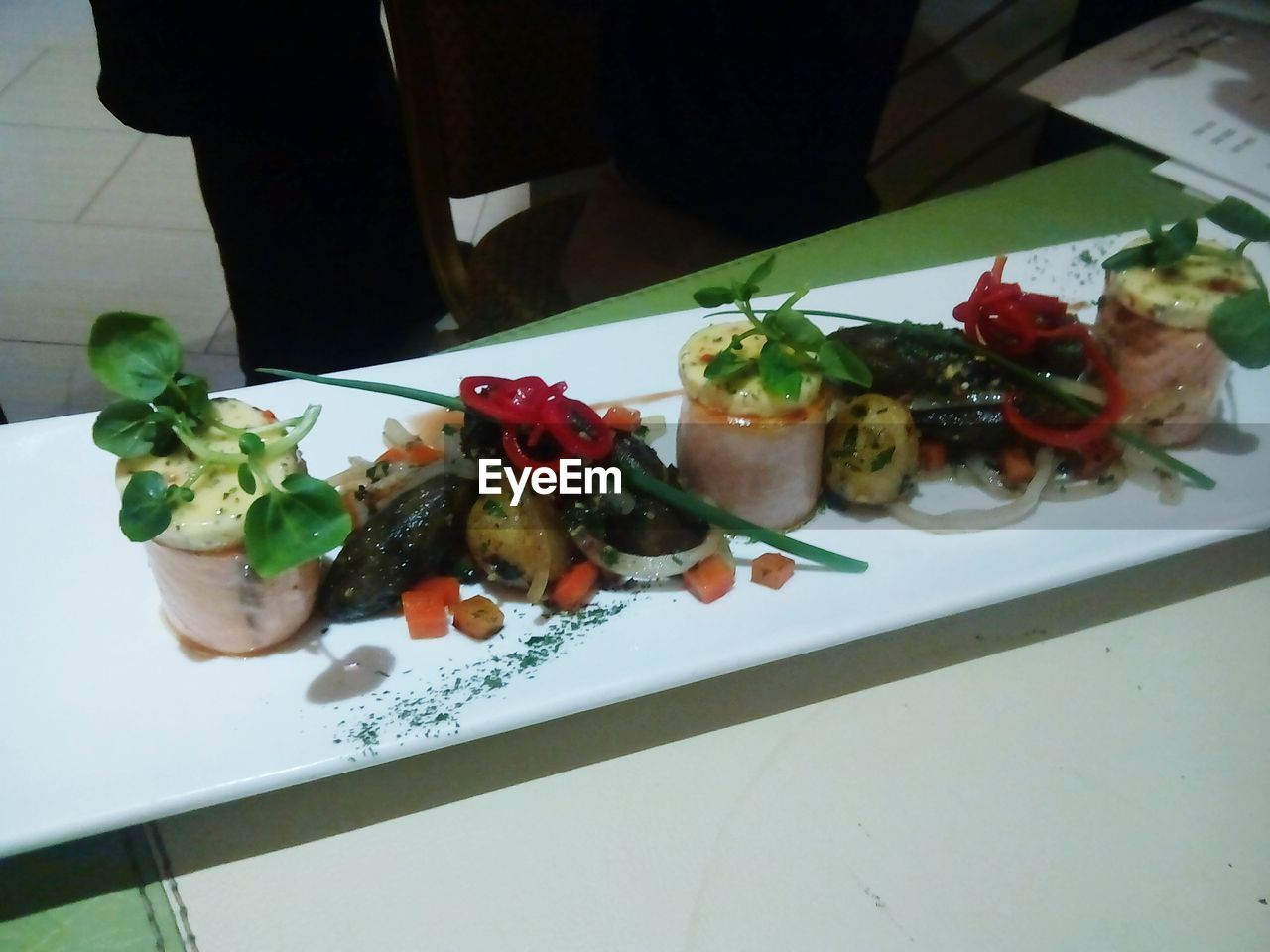 HIGH ANGLE VIEW OF VEGETABLES ON TABLE