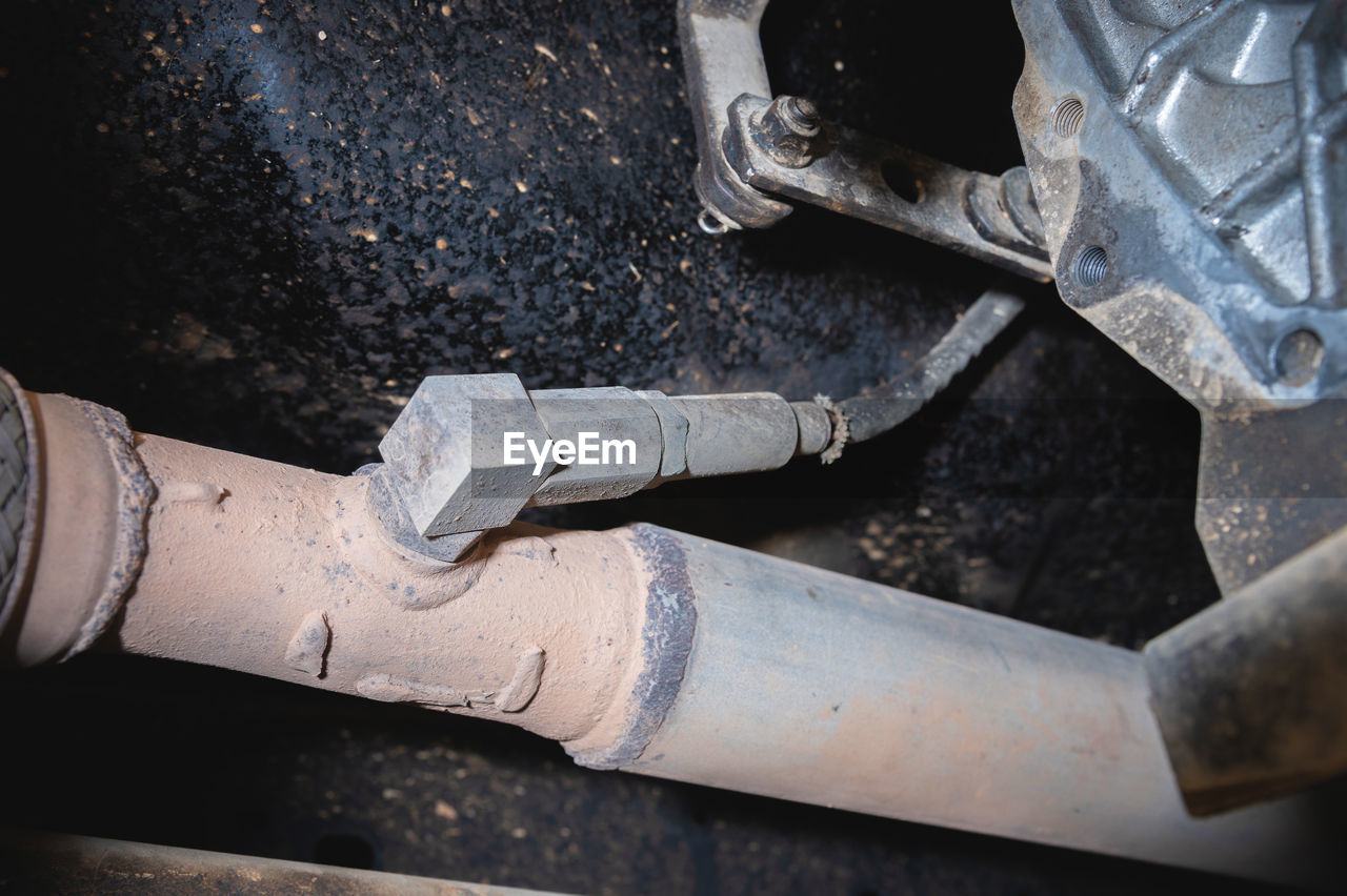 An oxygen lambda sensor installed in the exhaust system through an adapter deceives the readings of