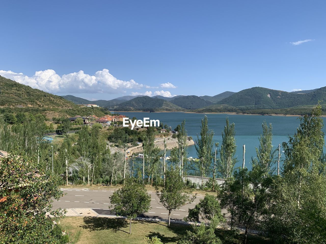 SCENIC VIEW OF SEA AND MOUNTAINS AGAINST SKY