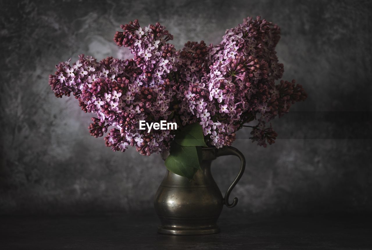 CLOSE-UP OF PINK ROSE FLOWER VASE