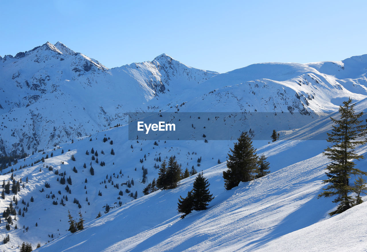 SCENIC VIEW OF SNOW COVERED MOUNTAINS AGAINST SKY