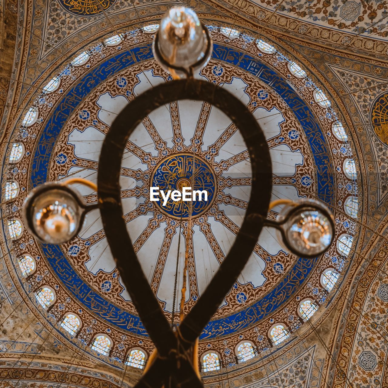 LOW ANGLE VIEW OF ORNATE CEILING IN BUILDING