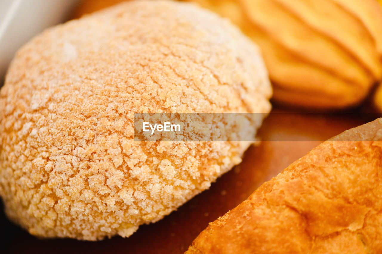 CLOSE-UP OF BREAD ON PLATE