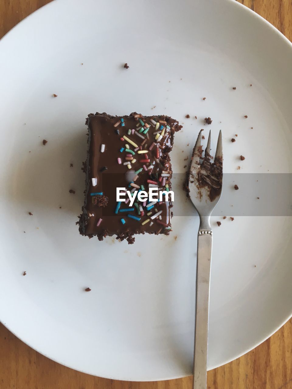 HIGH ANGLE VIEW OF CAKE IN PLATE ON TABLE