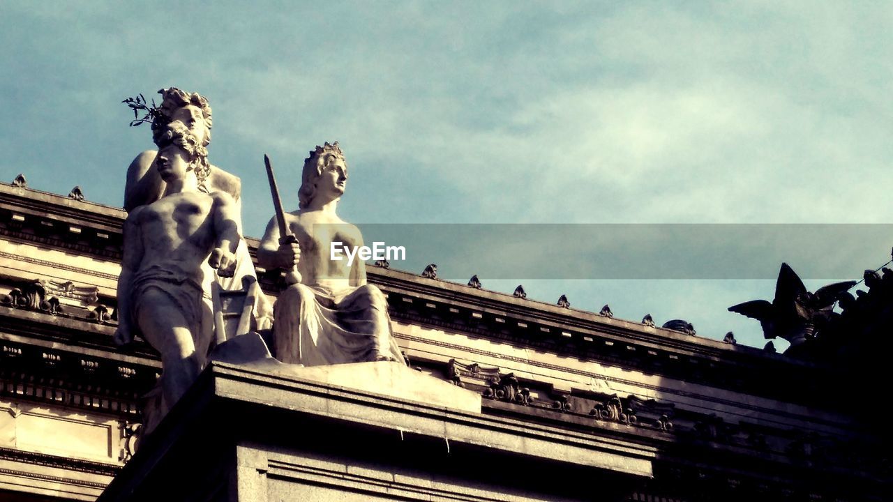 LOW ANGLE VIEW OF STATUE AGAINST SKY