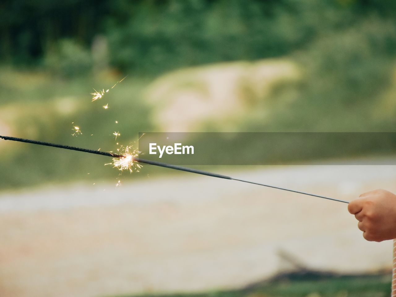 one person, hand, holding, nature, fishing rod, focus on foreground, fishing, men, leisure activity, activity, water, day, motion, adult, rod, selective focus, recreation, outdoors, close-up, animal, leaf, plant, limb, animal themes, green, casting