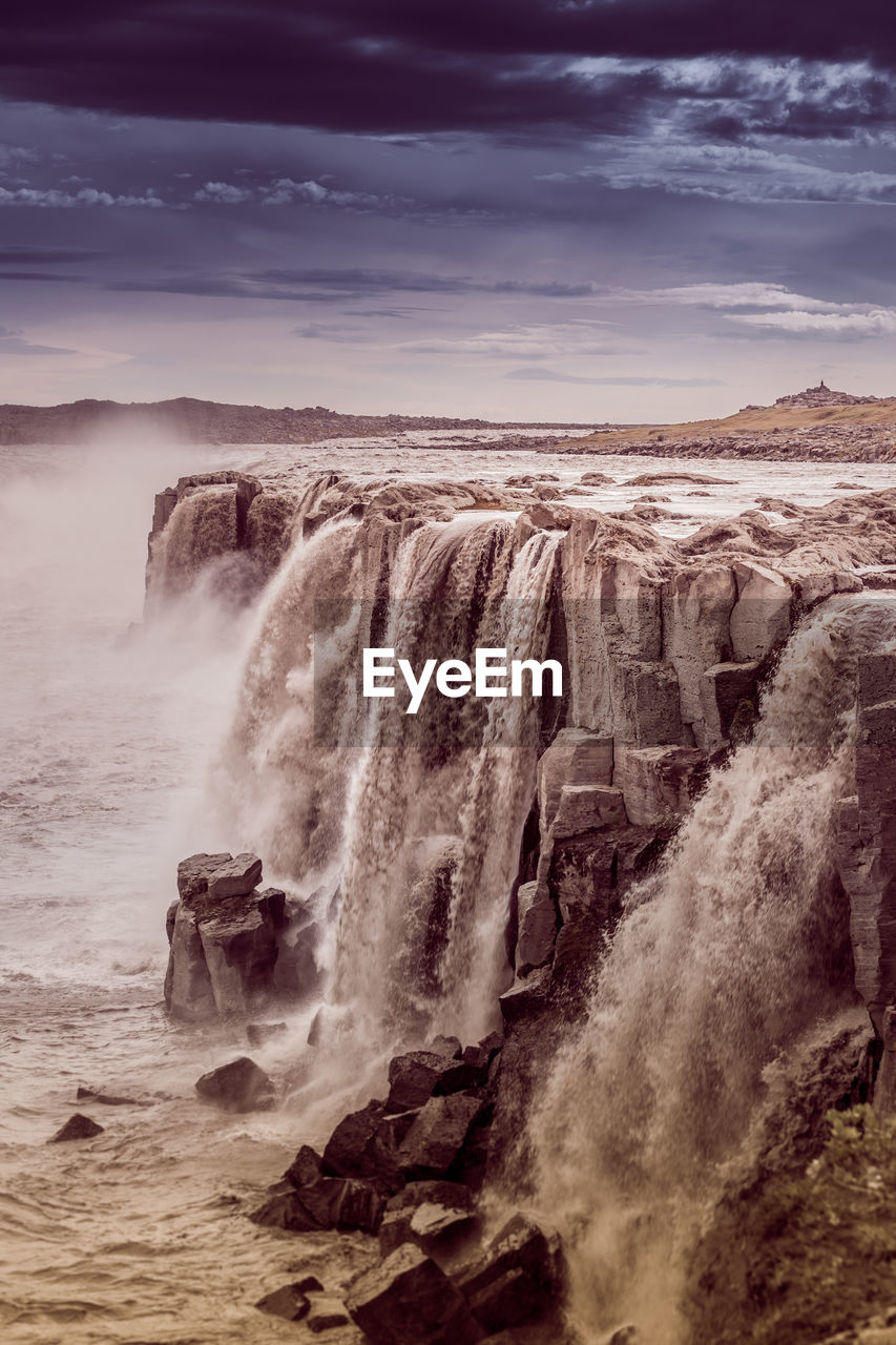 SCENIC VIEW OF WAVES BREAKING AGAINST SKY