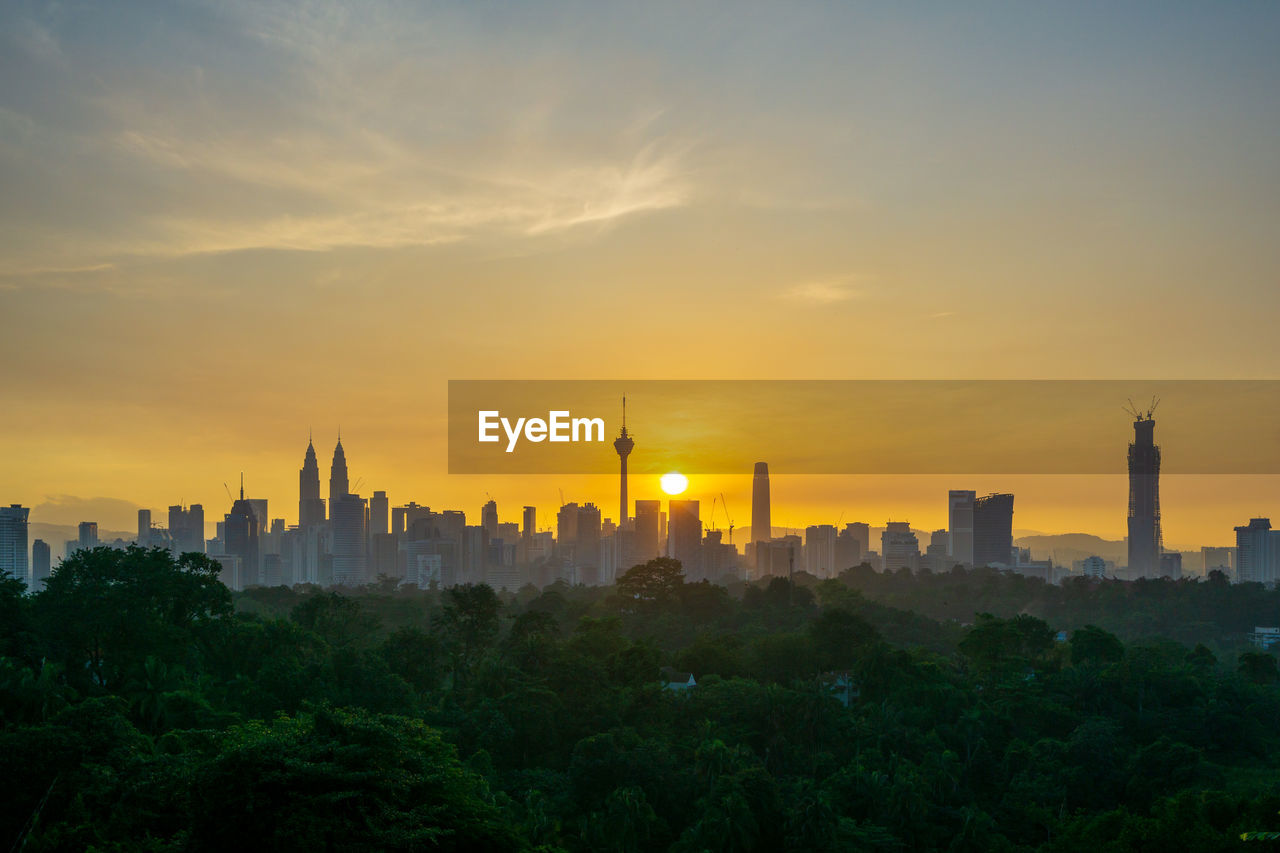 VIEW OF BUILDINGS IN CITY DURING SUNSET