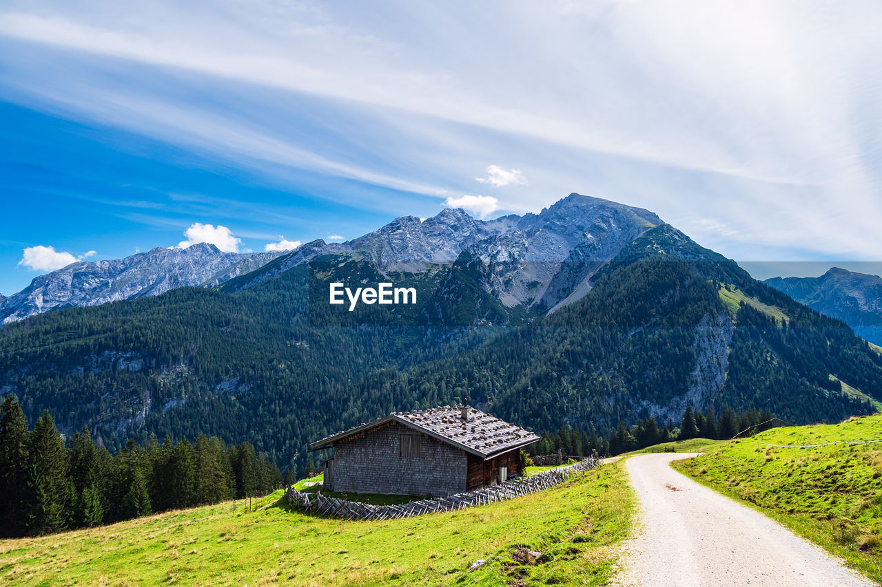 SCENIC VIEW OF MOUNTAIN ROAD AGAINST SKY