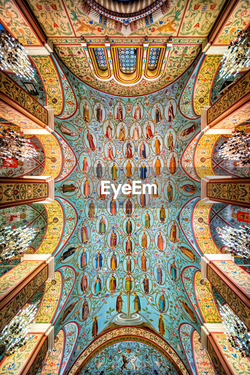 FULL FRAME SHOT OF PATTERNED CEILING OF MOSQUE