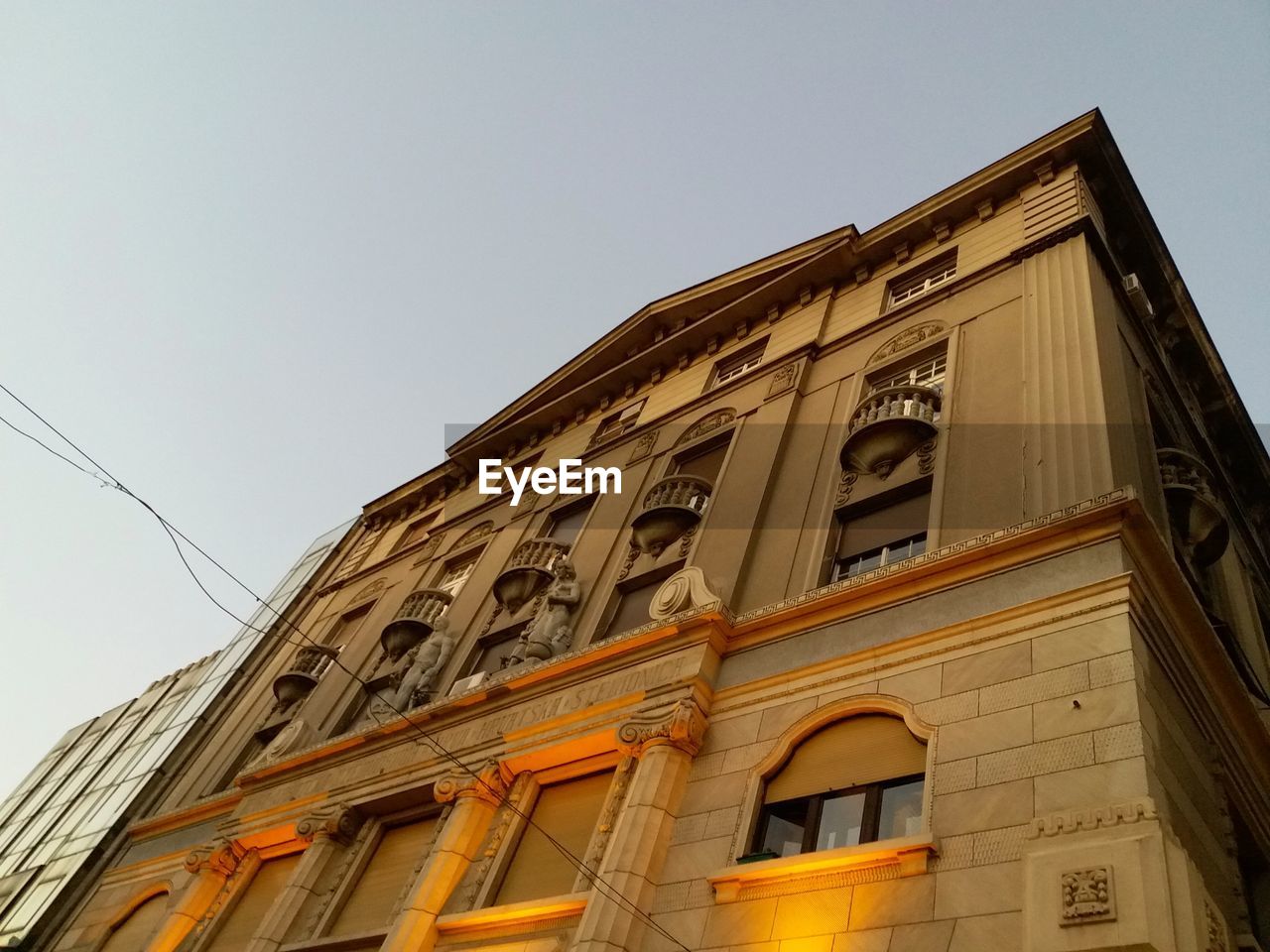 LOW ANGLE VIEW OF BUILT STRUCTURE AGAINST SKY