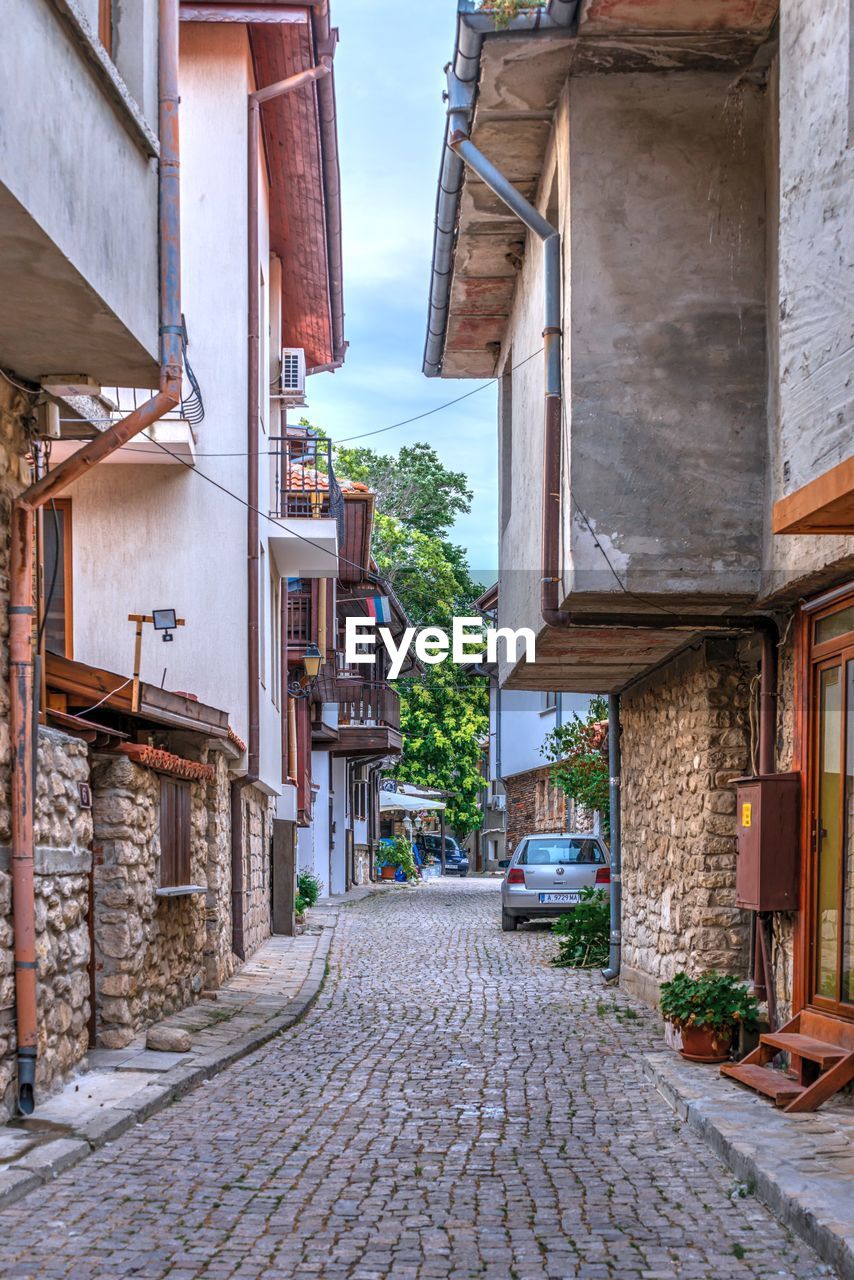 NARROW STREET BETWEEN BUILDINGS