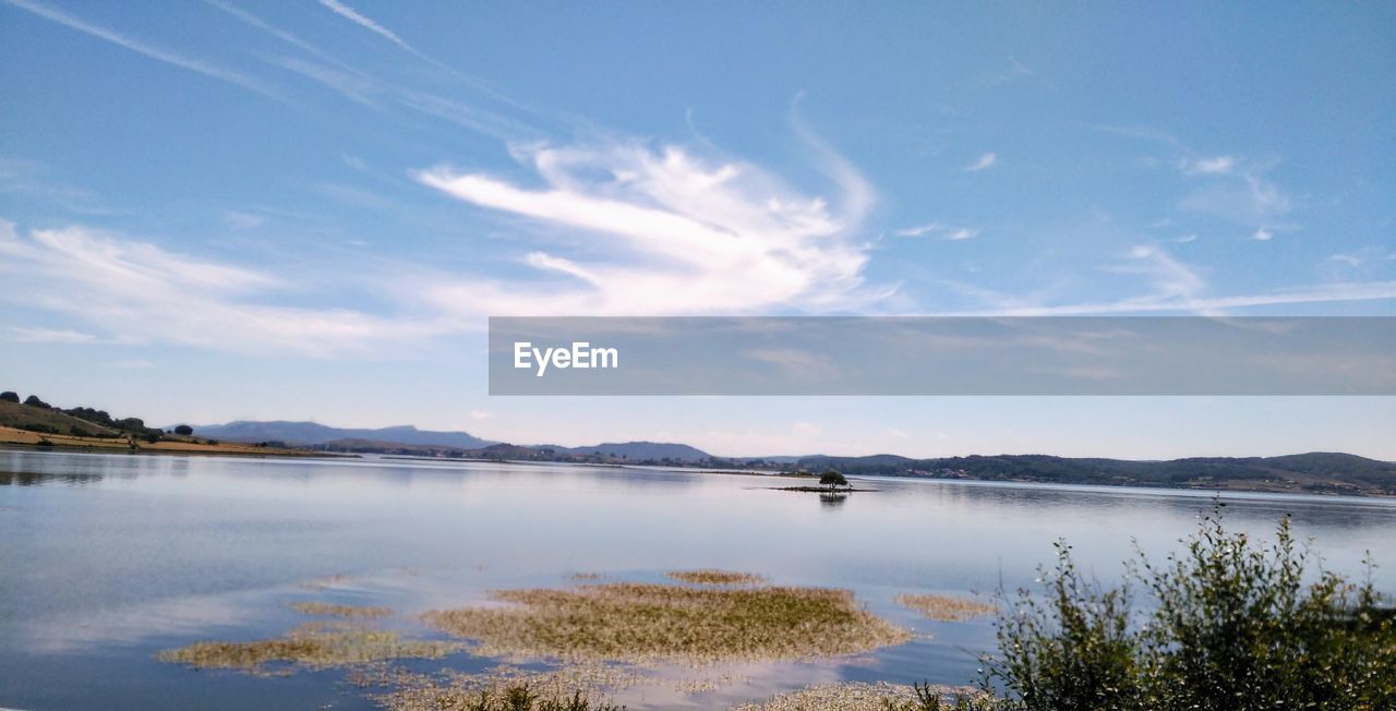 IDYLLIC VIEW OF LAKE AGAINST SKY