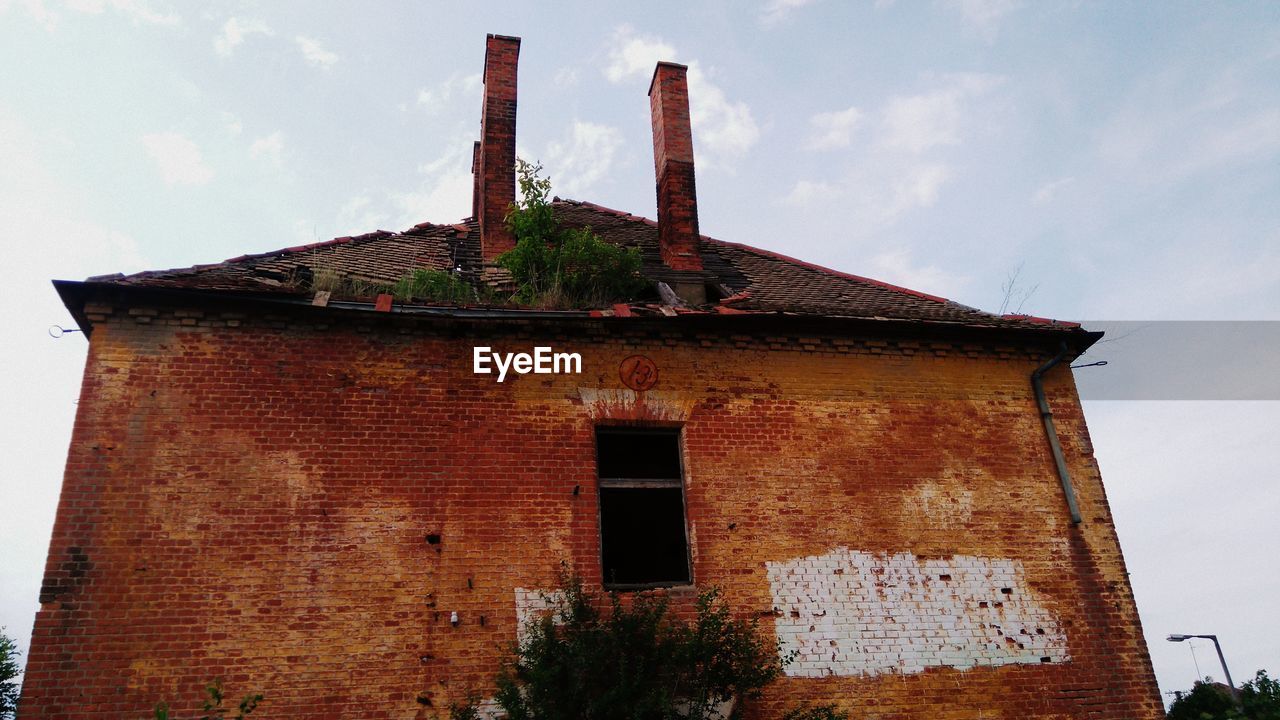 LOW ANGLE VIEW OF BUILDING AGAINST THE SKY