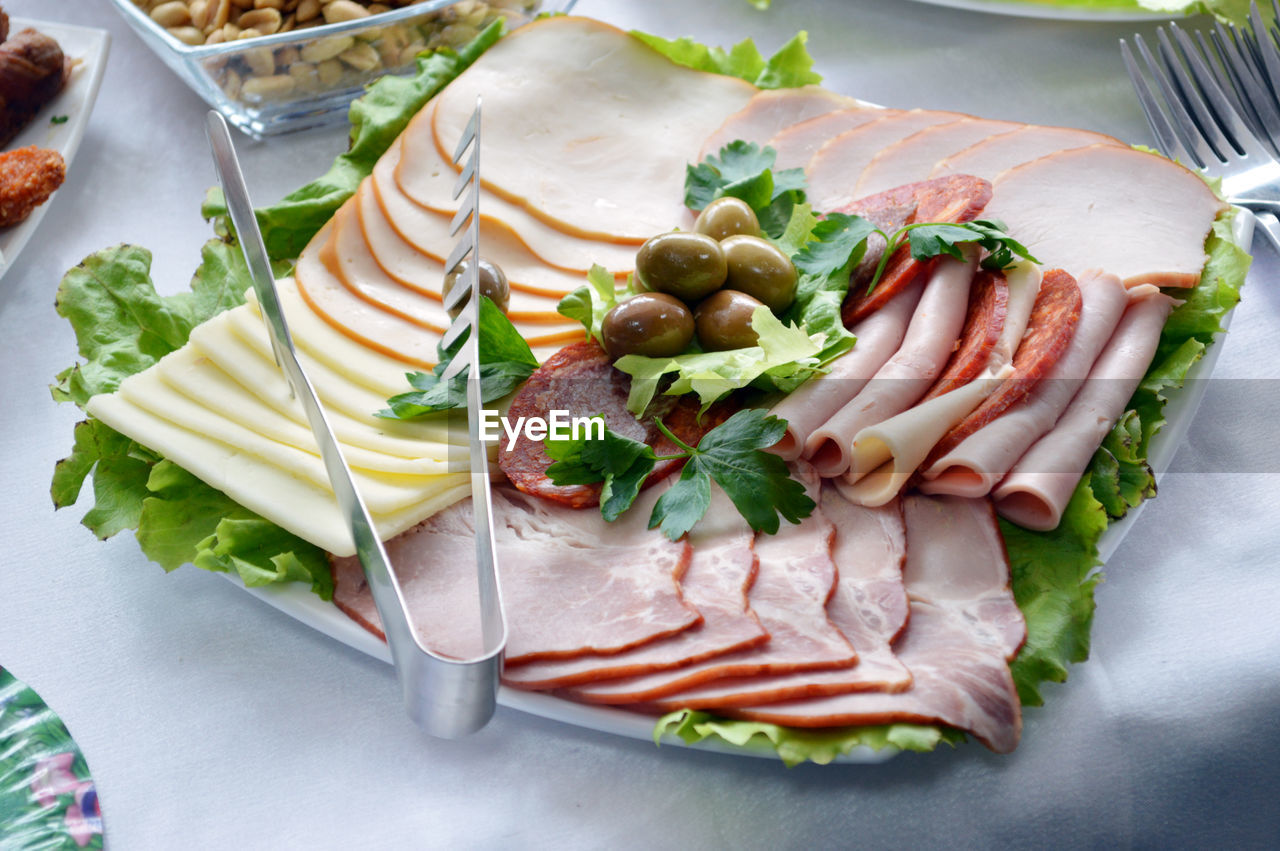 HIGH ANGLE VIEW OF MEAL ON TABLE