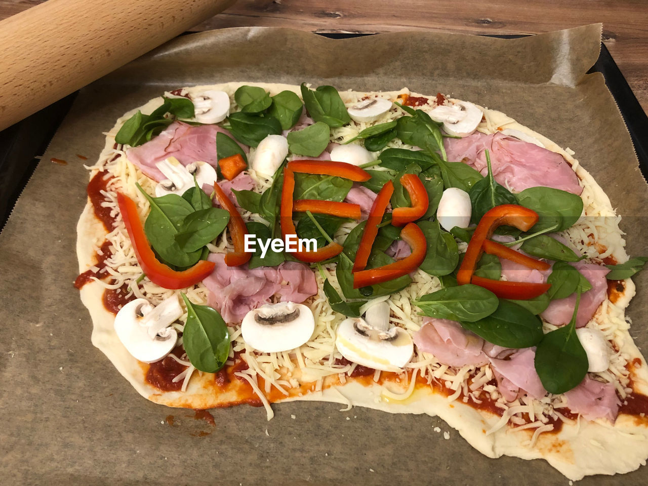 HIGH ANGLE VIEW OF PIZZA IN PLATE