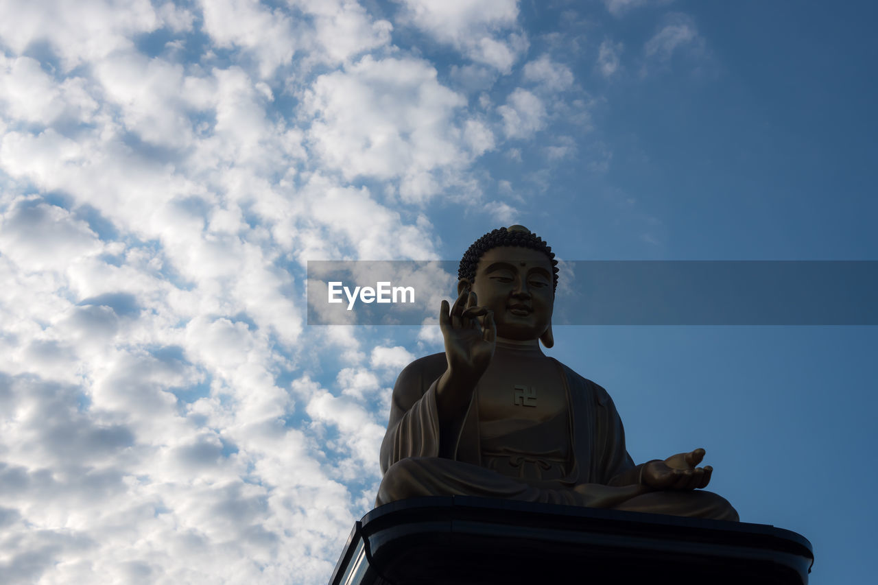 LOW ANGLE VIEW OF CROSS STATUE AGAINST SKY