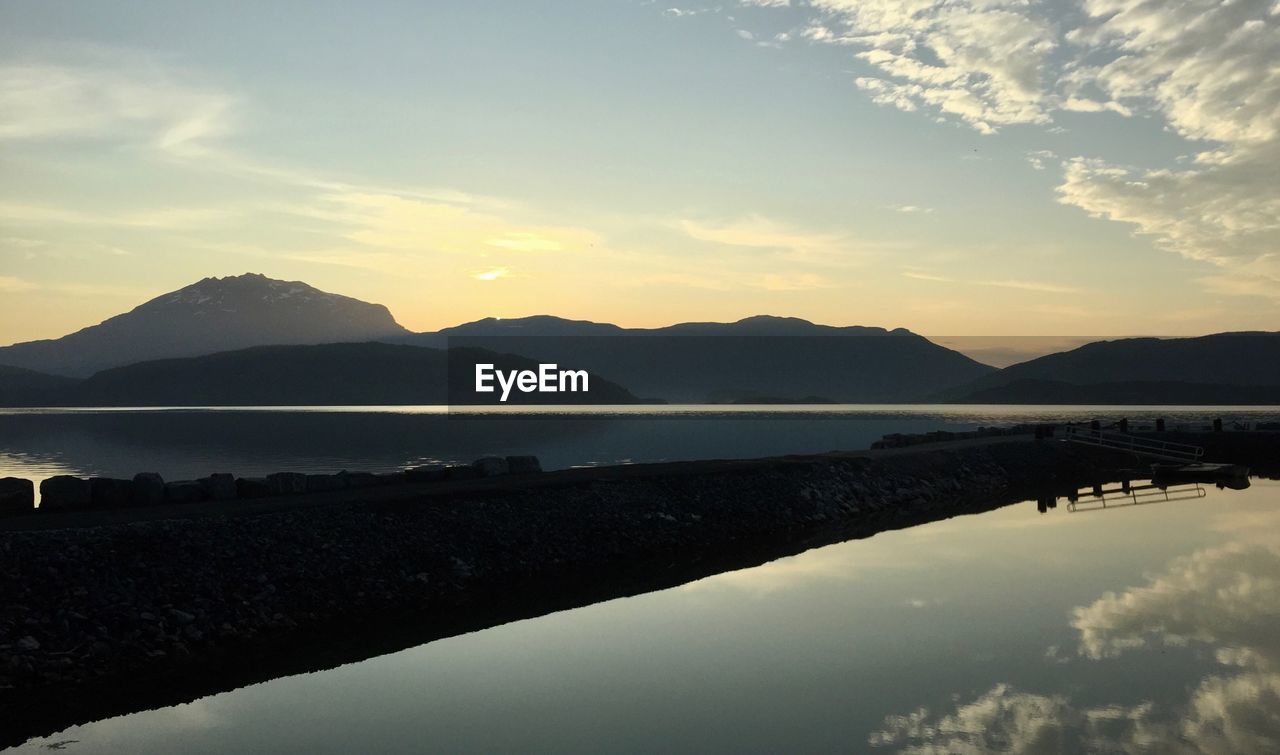 SCENIC VIEW OF LAKE BY MOUNTAINS AGAINST SKY