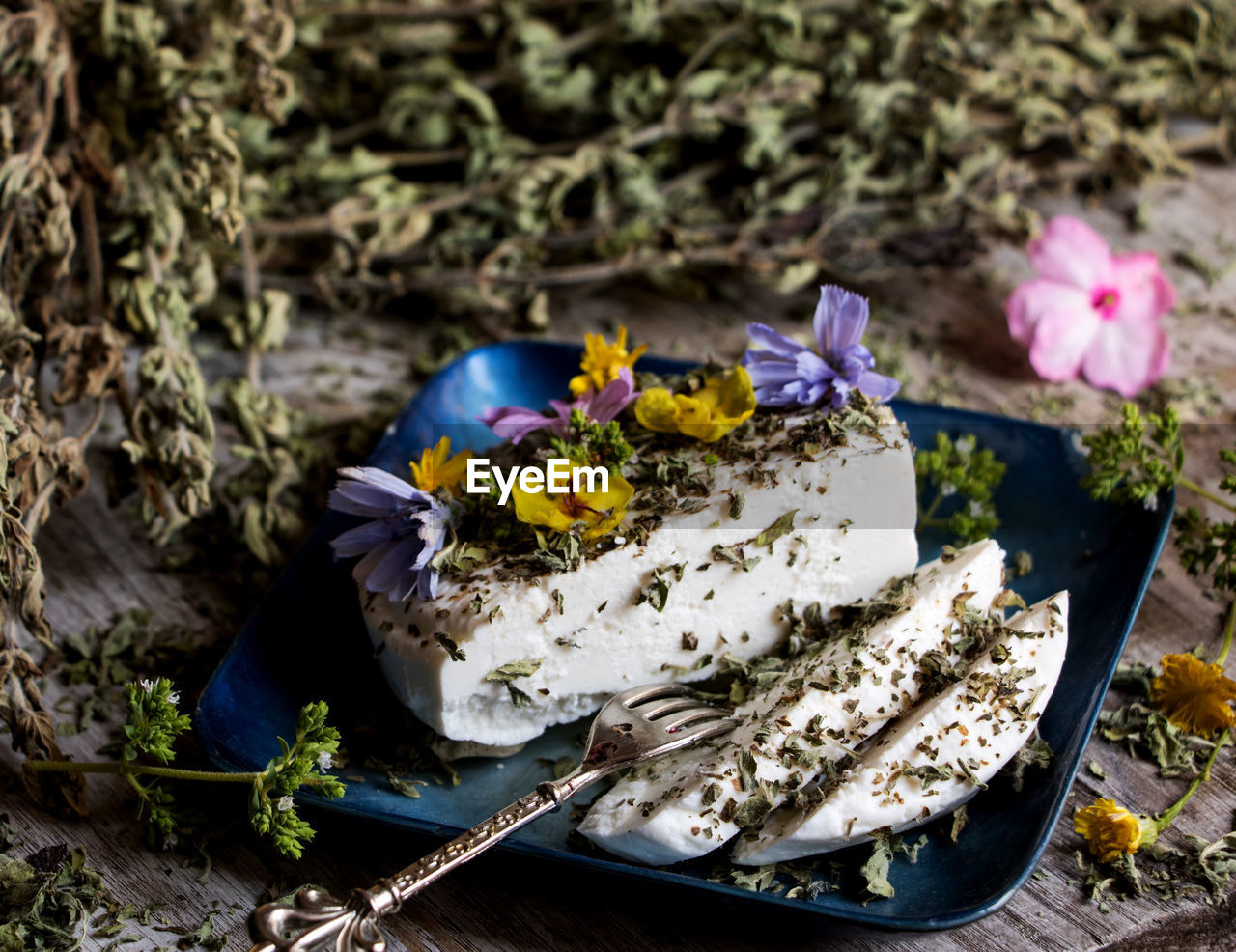 HIGH ANGLE VIEW OF CAKE ON PLATE AGAINST WALL