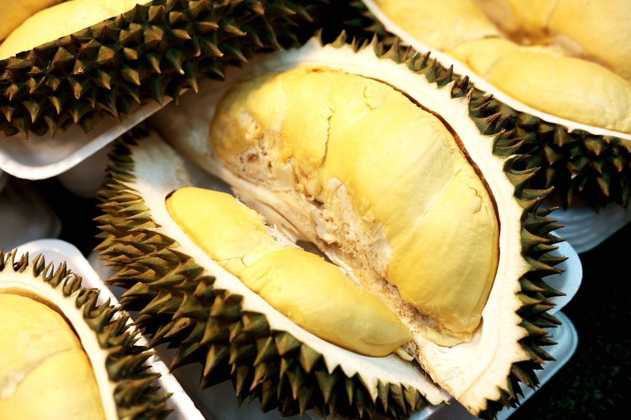 HIGH ANGLE VIEW OF BANANAS IN PLATE