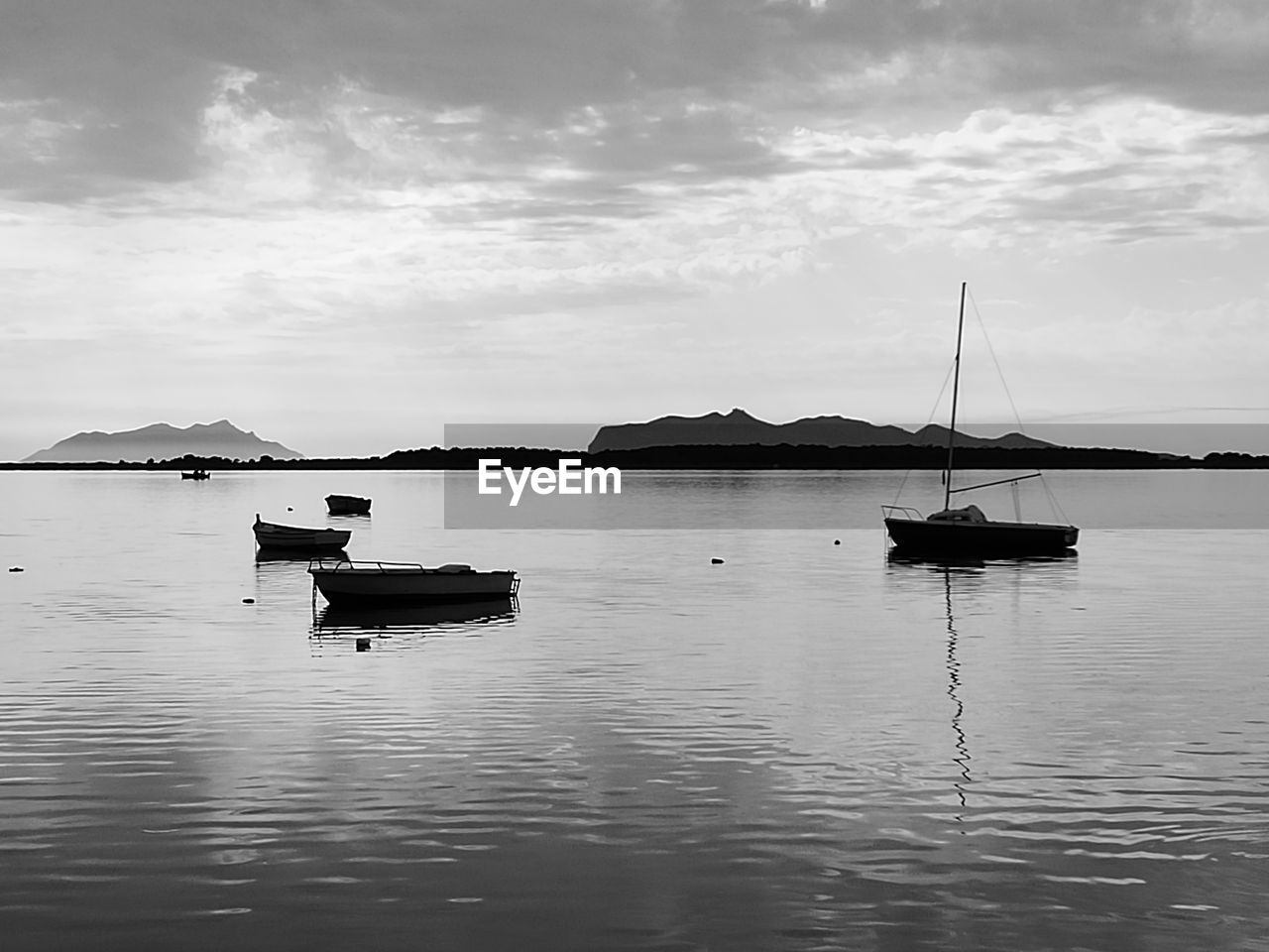 BOAT IN LAKE AGAINST SKY