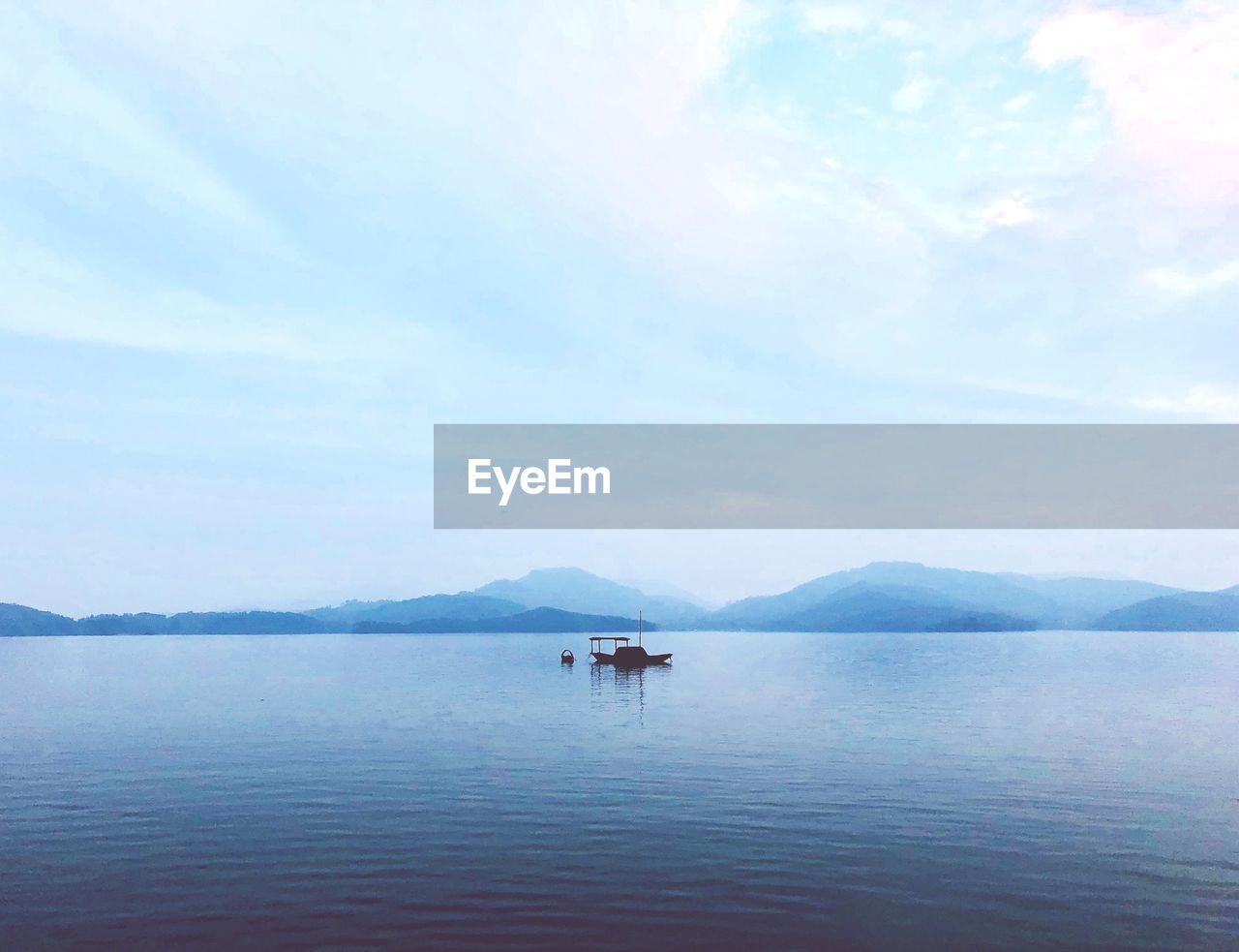 SCENIC VIEW OF SEA BY MOUNTAIN AGAINST SKY