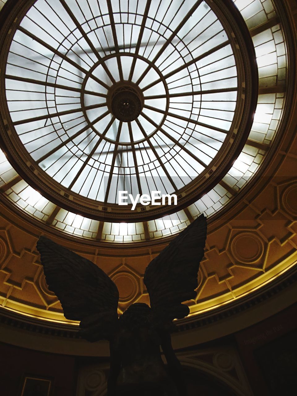 LOW ANGLE VIEW OF CEILING