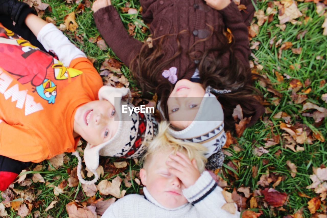 HIGH ANGLE VIEW OF WOMEN LYING ON FIELD