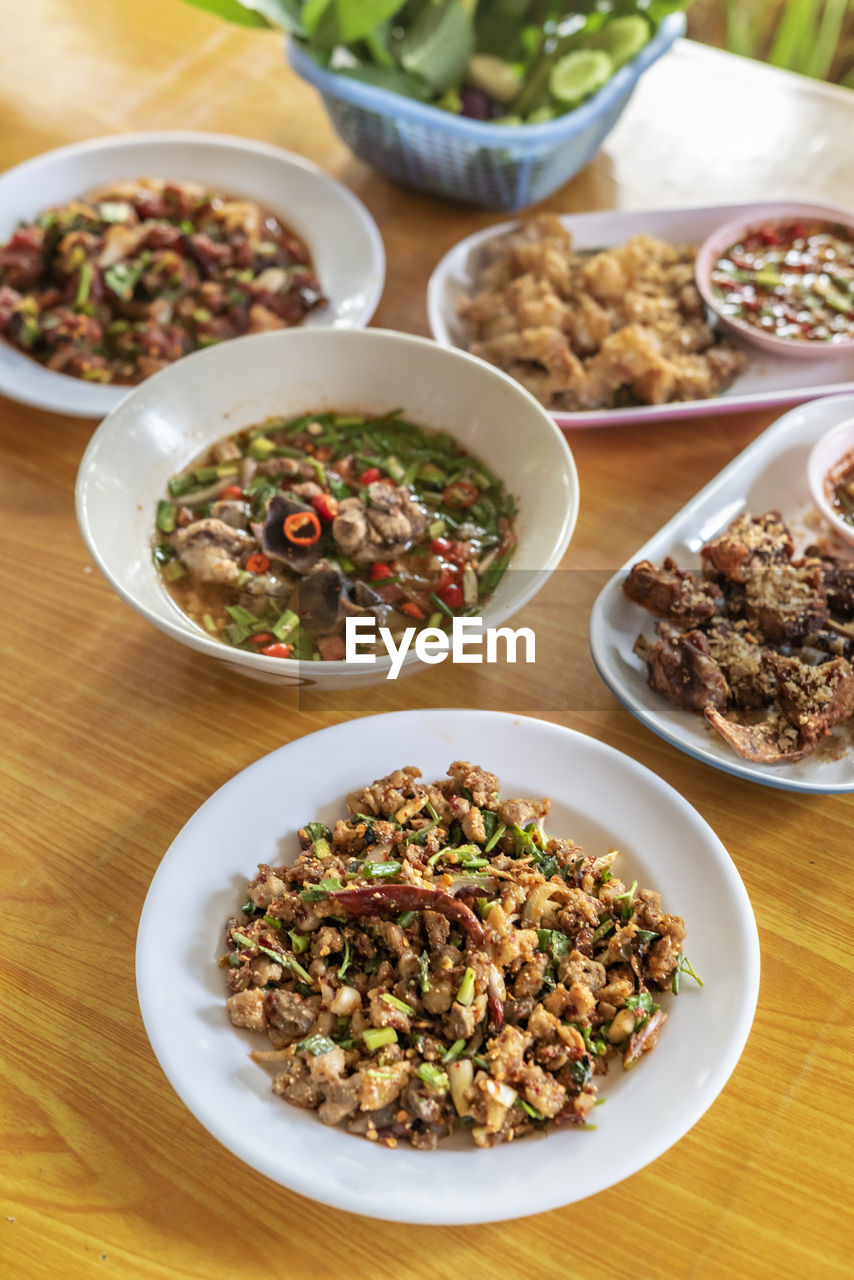 HIGH ANGLE VIEW OF FOOD SERVED IN BOWL