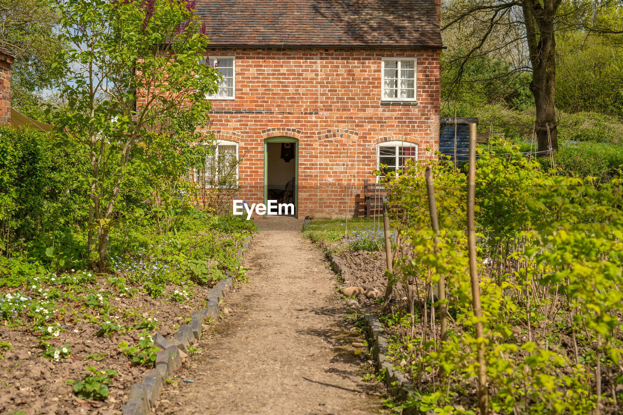 architecture, built structure, building exterior, plant, building, rural area, tree, house, nature, no people, footpath, residential district, estate, the way forward, cottage, autumn, garden, growth, entrance, day, outdoors, green, flower, door, land, gate, home