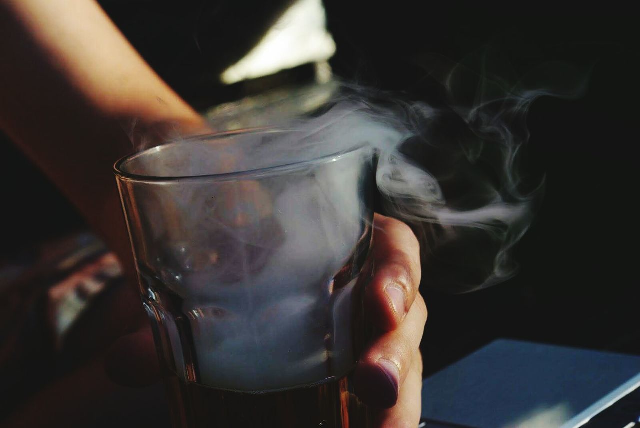 CLOSE-UP OF MAN HAND HOLDING DRINK