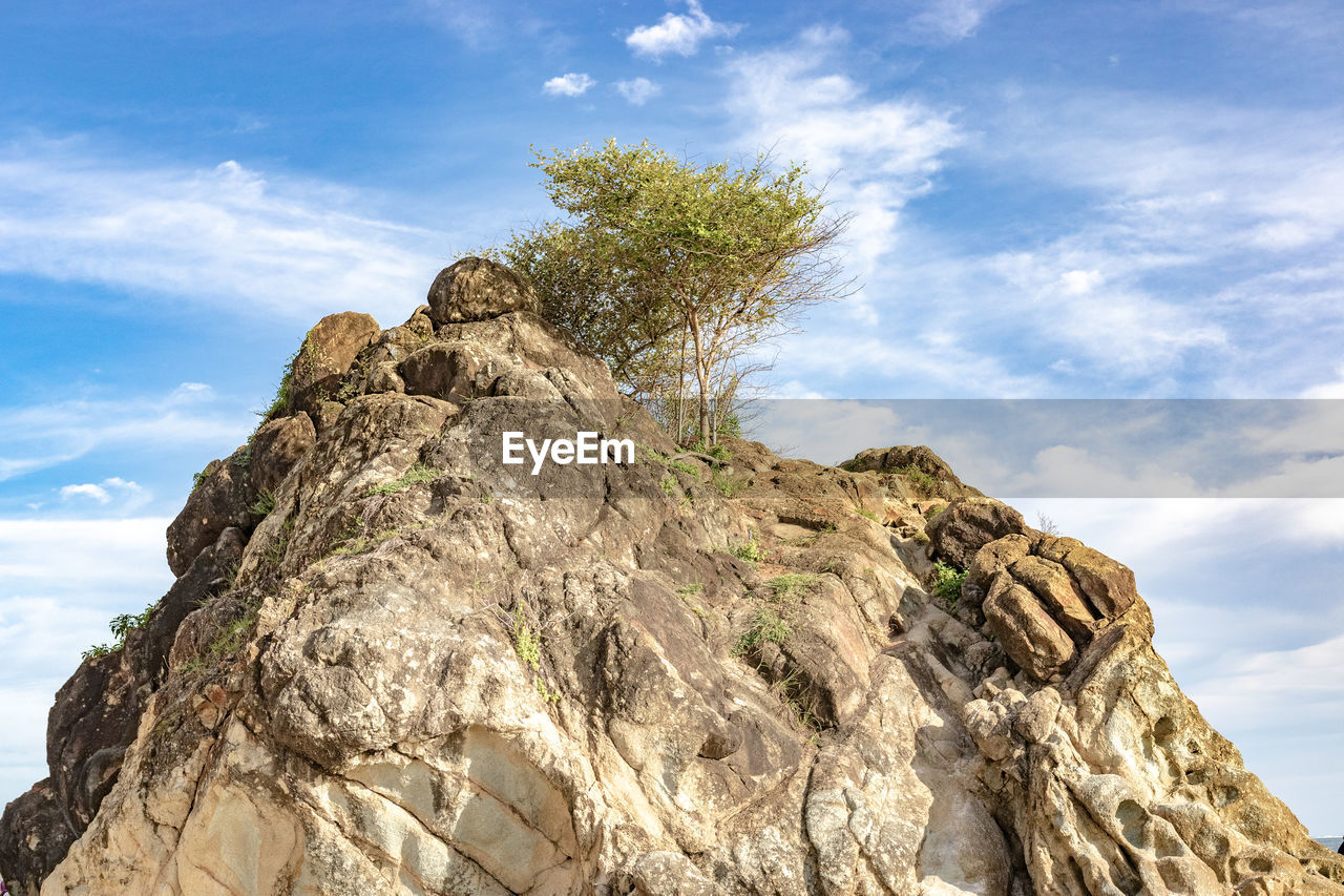 LOW ANGLE VIEW OF ROCK FORMATION ON MOUNTAIN AGAINST SKY