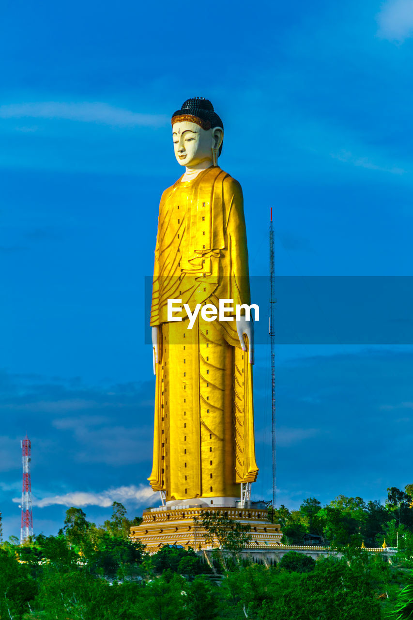 VIEW OF STATUE AGAINST BLUE SKY