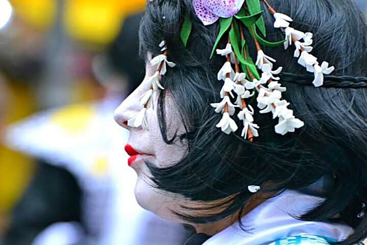 CLOSE-UP OF WOMAN HOLDING PLANT