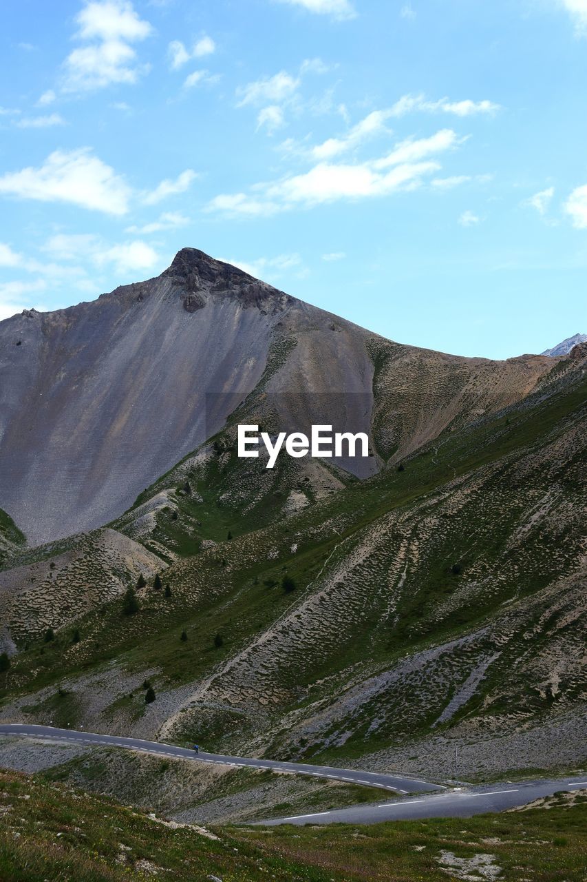 PANORAMIC VIEW OF VOLCANIC MOUNTAIN AGAINST SKY