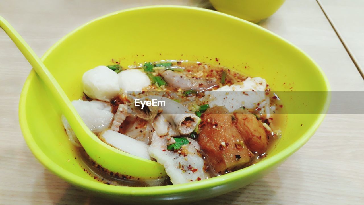 HIGH ANGLE VIEW OF FOOD IN BOWL